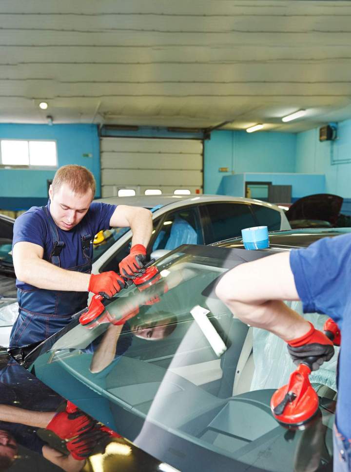 Installation sécurisée de vitrages automobile pour une visibilité optimale.